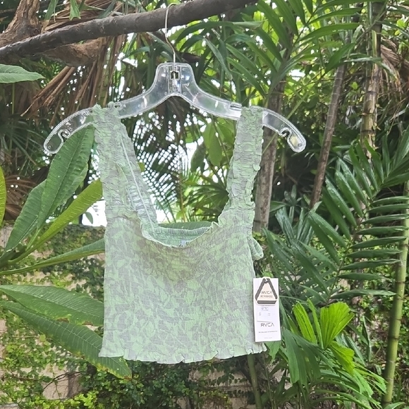 RVCA Tops - RVCA Green Patterned Crop Top